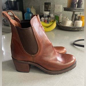 New Frye Sabrina Chelsea Booties